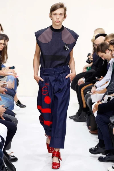 Look 16